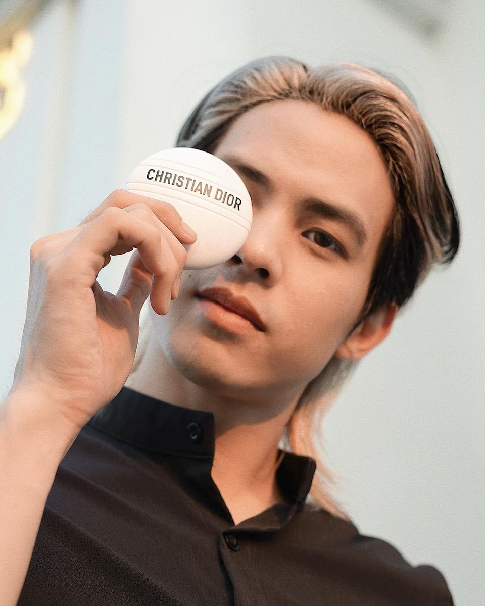 HmuSung's tweet photo. วันนี้ @zung_kidakarn มาบอกเคล็ดลับความหล่อเท่ค่ะ DIOR ของเค้าดีจริง😘😊

>^~^<
#DiorLaMousse
#DiorLeBaume
#zungkidakarn https://t.co/m8XbYFXMfU