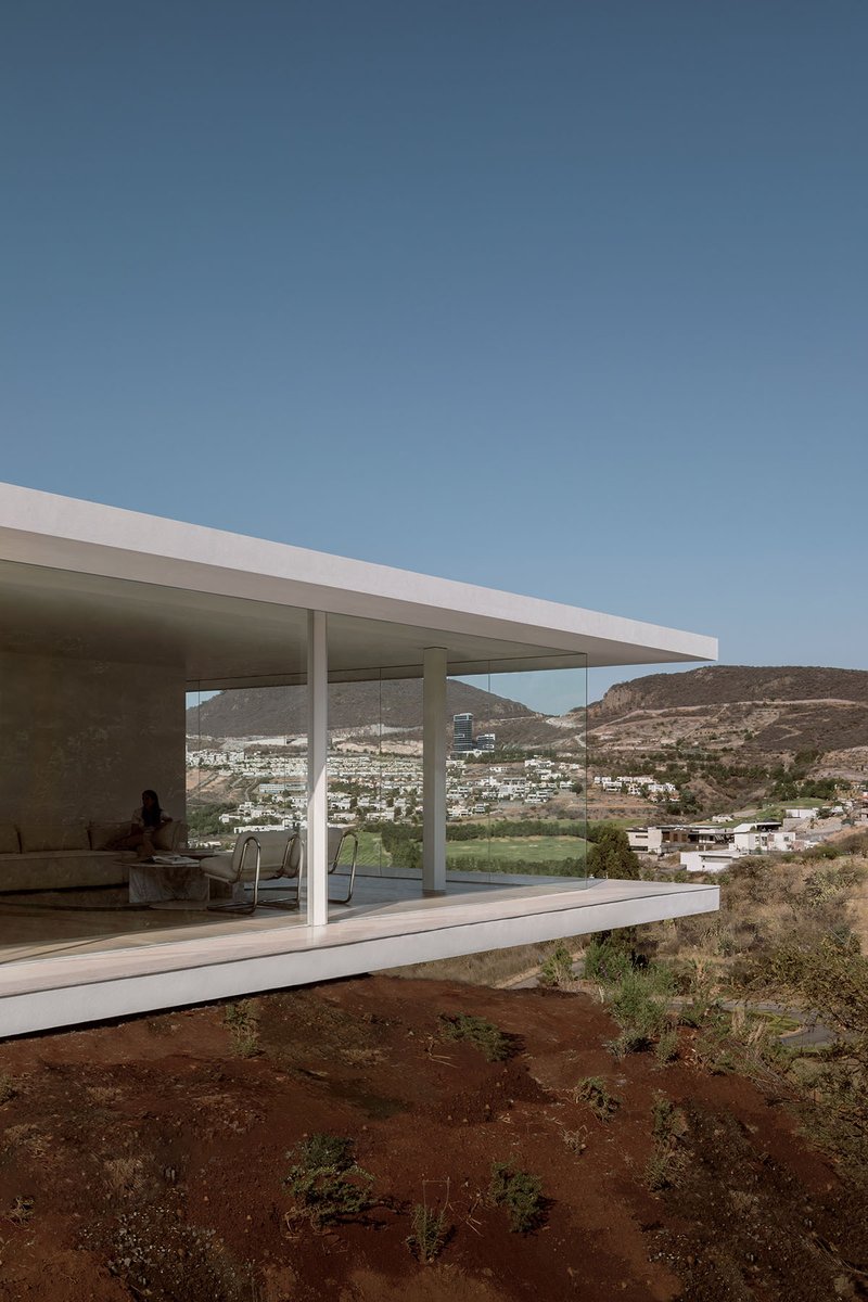 Horizontal Shi House by HW Studio acts like smooth transition on the Mexican ravine: worldarchitecture.org/architecture-n… #architecture #mexico