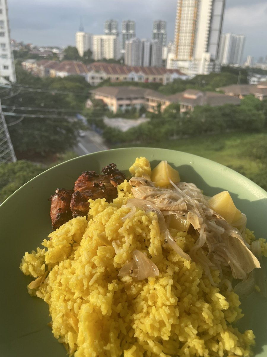 queenredbee's tweet photo. Bakal suami. Saya pandai masak. Tapi saya masih tak laku 😂 https://t.co/AVT5kYXHmM