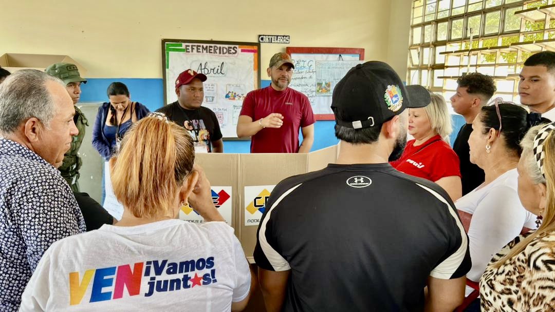 Omar_PrietoPSUV's tweet photo. Desde el Centro Jesús Enrique Lossada, continuamos el despliegue en el Municipio San Francisco en acompañamiento  a la Gran Consulta del Poder Popular. 
Con @NicolasMaduro nosotros VENCEREMOS!!! @dcabellor @ConElMazoDando @PartidoPSUV https://t.co/qb3Nva0w4g