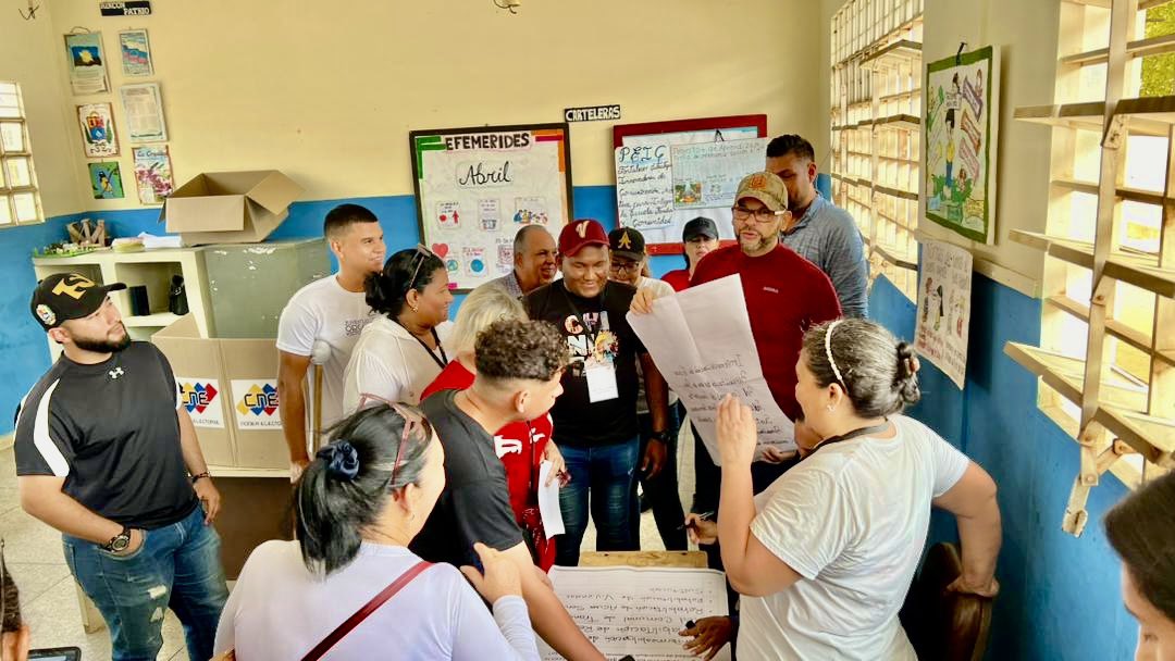 Omar_PrietoPSUV's tweet photo. Desde el Centro Jesús Enrique Lossada, continuamos el despliegue en el Municipio San Francisco en acompañamiento  a la Gran Consulta del Poder Popular. 
Con @NicolasMaduro nosotros VENCEREMOS!!! @dcabellor @ConElMazoDando @PartidoPSUV https://t.co/qb3Nva0w4g