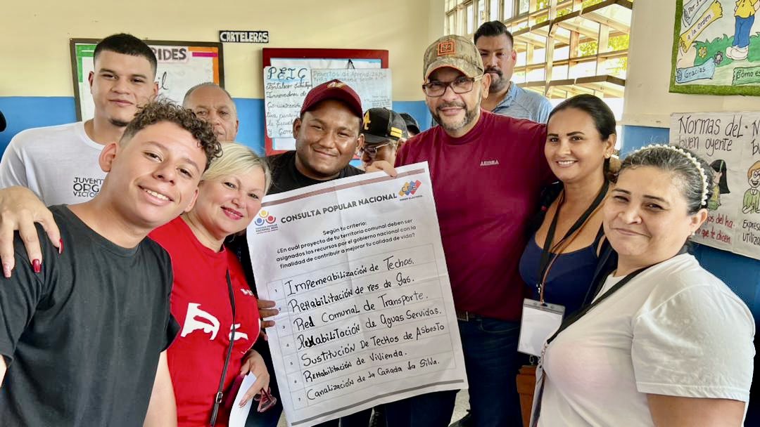 Desde el Centro Jesús Enrique Lossada, continuamos el despliegue en el Municipio San Francisco en acompañamiento  a la Gran Consulta del Poder Popular. 
Con <a href="/NicolasMaduro/">Nicolás Maduro</a> nosotros VENCEREMOS!!! <a href="/dcabellor/">Diosdado Cabello R</a> <a href="/ConElMazoDando/">Con el Mazo Dando</a> <a href="/PartidoPSUV/">PSUV</a>