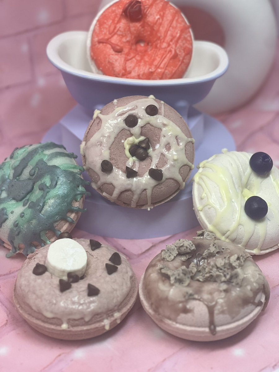 All these donut 🍩 bath bombs 💣 just waiting for you to order them 🛍️ Check out our website and get your hands on these donut 🍩 bath bombs individually or buy them in a “Bather’s Half Dozen” Treat yourself with a nourishing, highly scented, non staining, fun bath bomb 🛀🏽