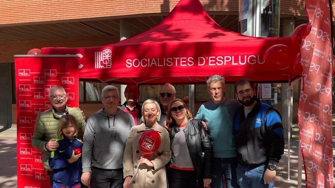 🌹 @giselfust, acompanyada per l'alcaldessa @socpilardiaz i els companys i les companyes del @PSCEsplugues, ha estat a #Esplugues. 

#AraTocaIlla
#UniriServir
