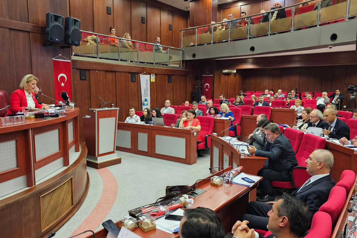 Meclis çoğunluğun CHP'ye geçtiği İzmit Belediyesi'nin ilk Meclis toplantısında TÜGVA ve Ensar Vakfı ile yapılan 25 yıllık protokoller iptal edildi.