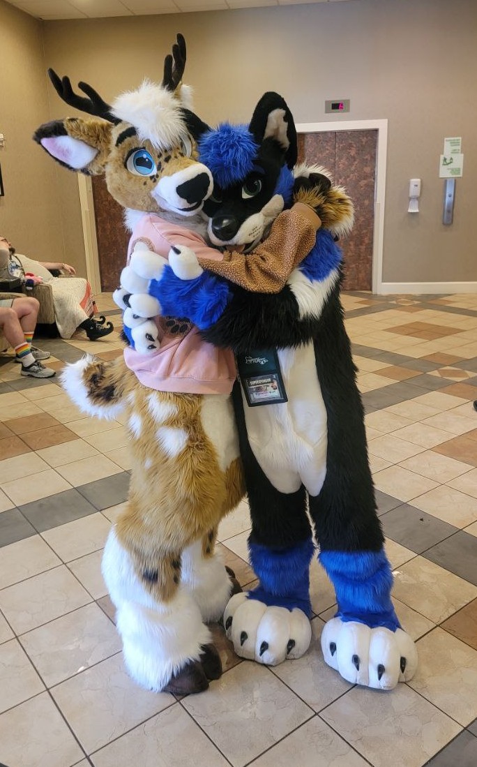Wynston Wolf couldn't stop hugging @TaruBleat at Furcationland! He is SO PRECIOUS!!