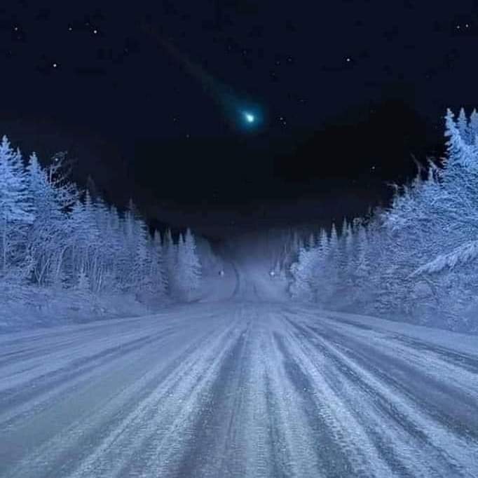 Comet Leonard in the frigid Canadian night. Spectacular photo!