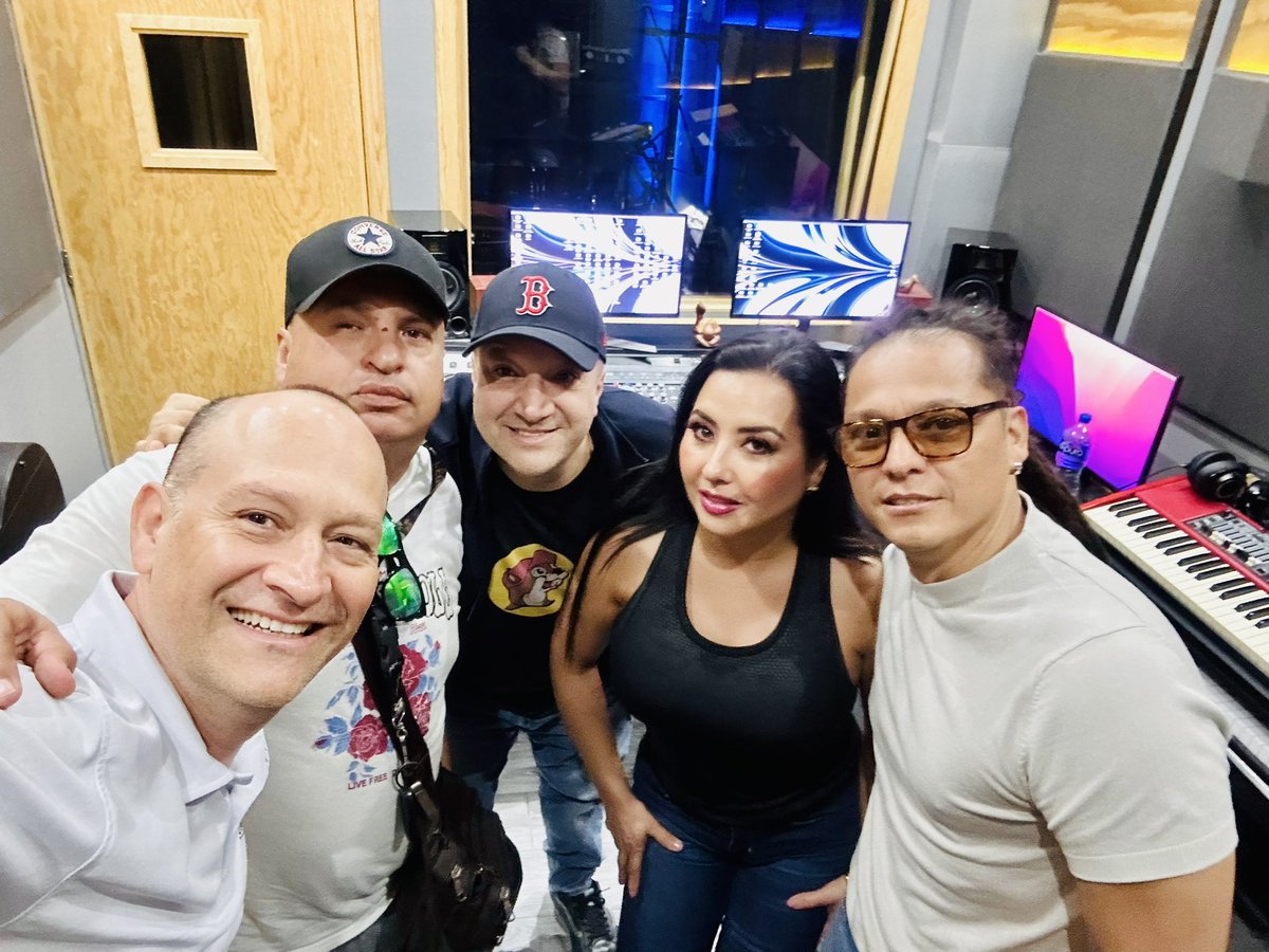 <a href="/LidiaCavazos/">Lidia Cavazos</a> prepara muy buena  música bajo la dirección de mi manito <a href="/ponchobamboo/">Alfonso Herrera M.</a> y <a href="/Mrfrankchavez/">Mr 4</a>