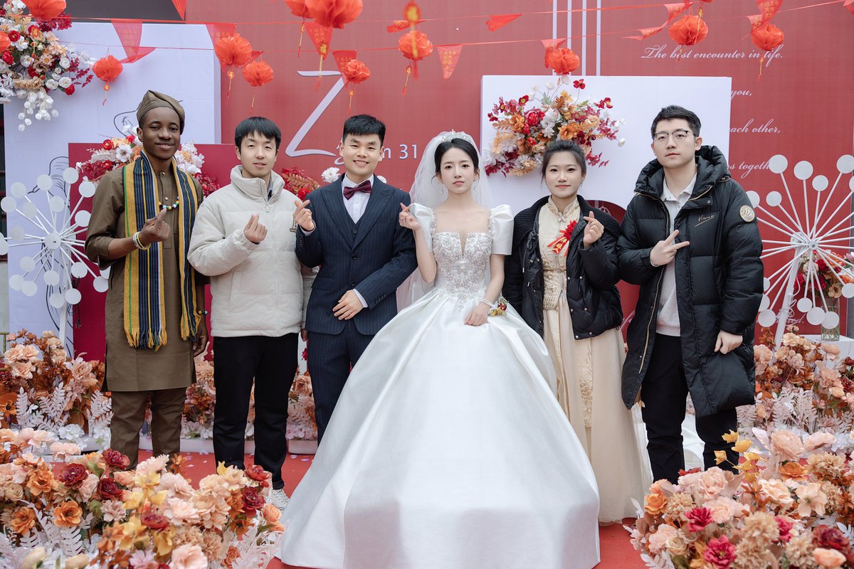 HisCaleb's tweet image. First Chinese wedding experience. 

Apart from people staring with phone cameras, I was also so carried away with the new experience that I forgot I had a phone with me to capture some memories.

So many cultural disparity 
#ChineseWedding #CulturalDifference #Experience