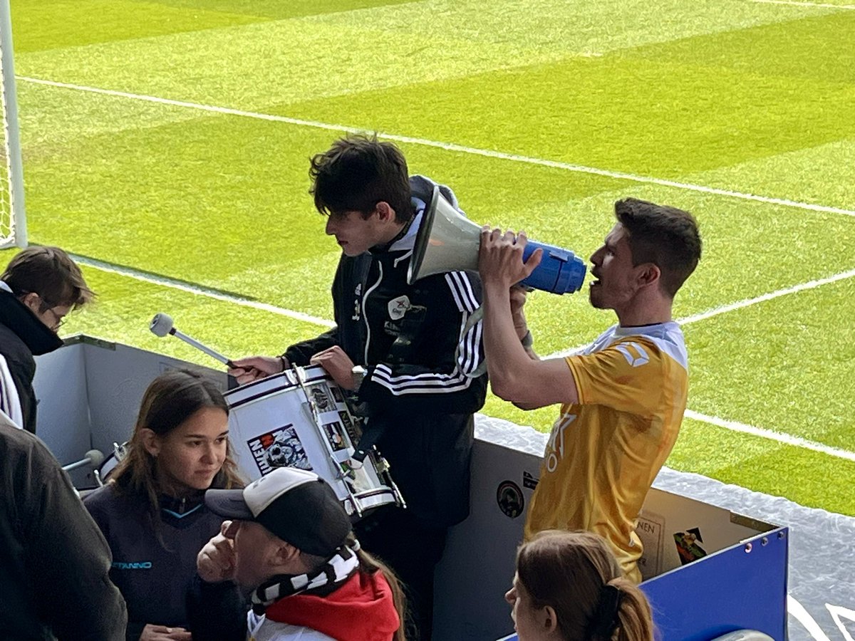 Den ambiance is al verzekerd. Nu is’t aan de mannen op ‘t plein. 🖤🤍💚❤️#latziendagevanleivezijt #dehelvanohl @whitesarmeeOHL @OHLeuven