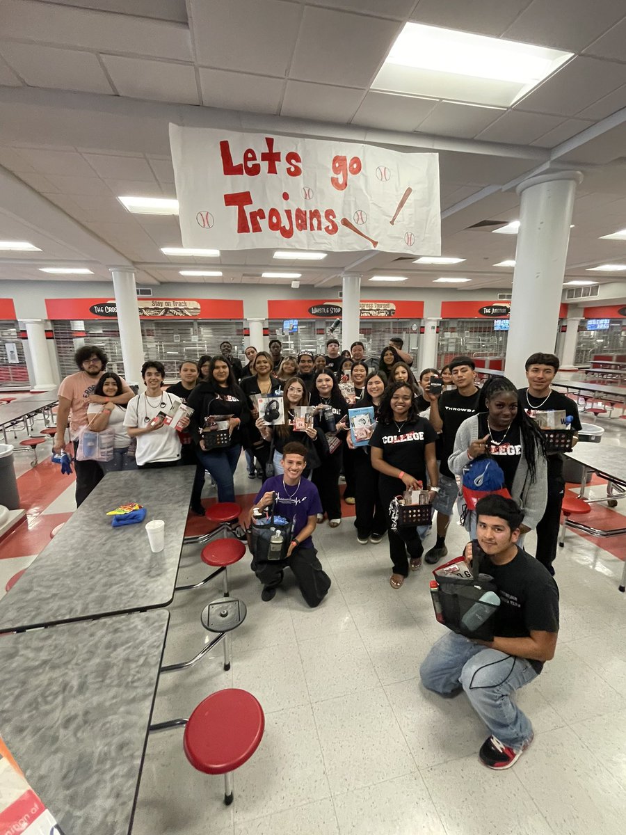 TrojanU_SHHS's tweet photo. Decision Day was a great day! Love our Class of 2024! https://t.co/FqbyttoieA