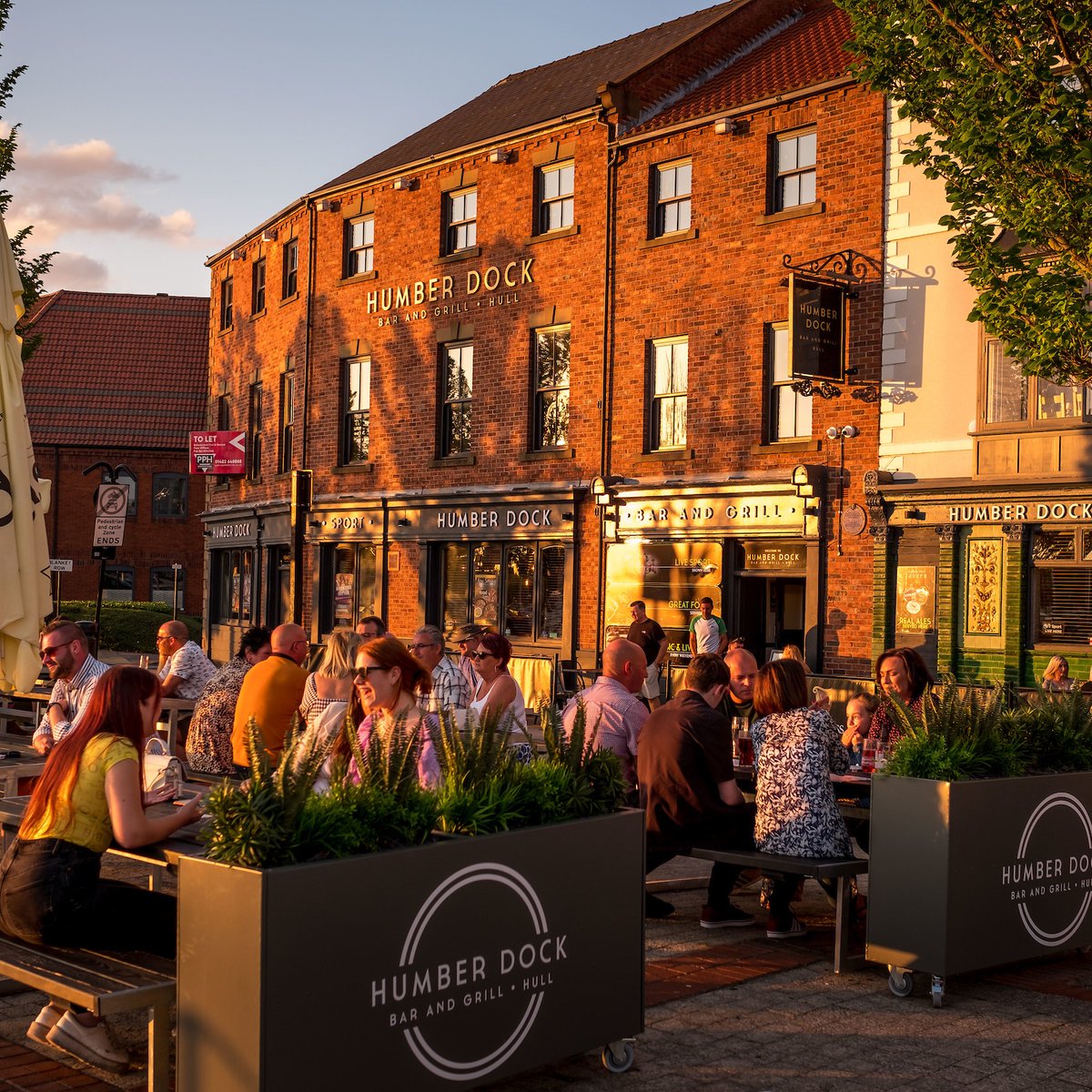 It might not feel like it today but warmer days will be here in a flash. Filled with gigs, festivals and drinks on the marina ⛵ ☀️ Get ahead of the crowds and book your hotel rooms now so can party well into the night 🎉 🛏️ 👉 loom.ly/oxkDZRE #MustBeHull