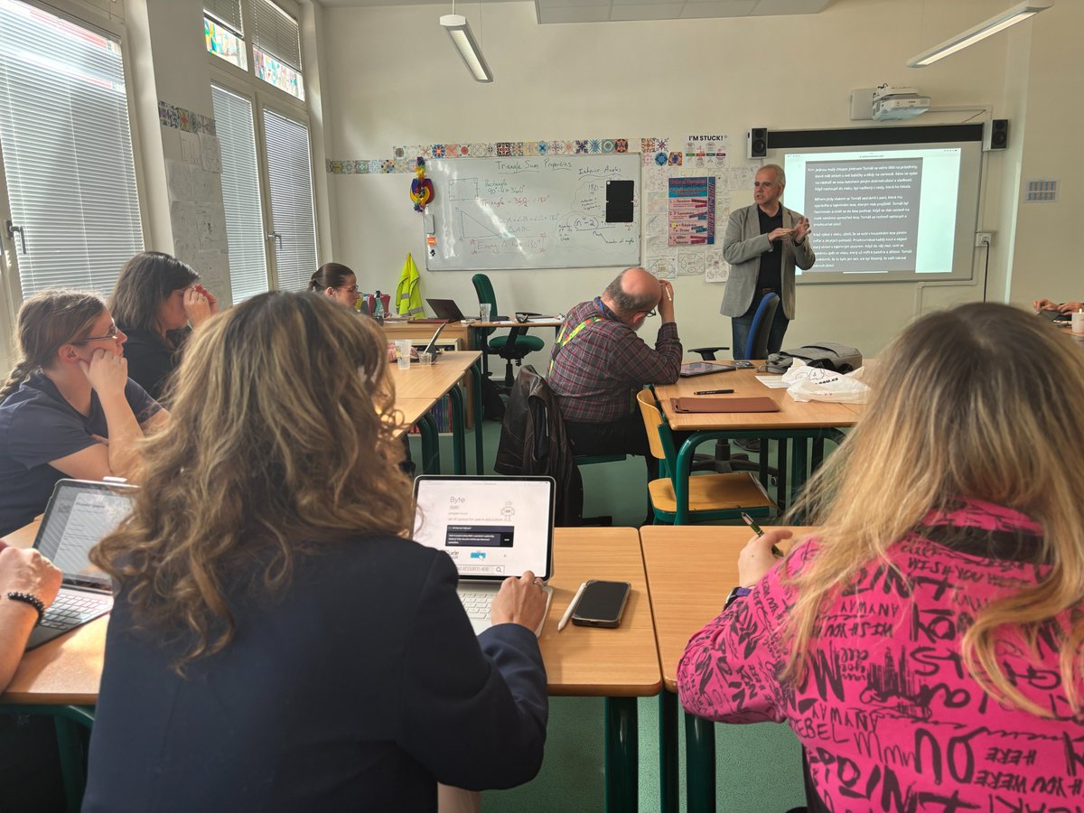 24Usro's tweet photo. Workshop 9 - Libor Klubal a jeho úžasné příběhy s (A)iPadem.

#ucitelskysummit, #prodejemtonekonci, #appleveskole, #ipadyvevyuce, #ipadyveskole https://t.co/WCOiO5nUDw