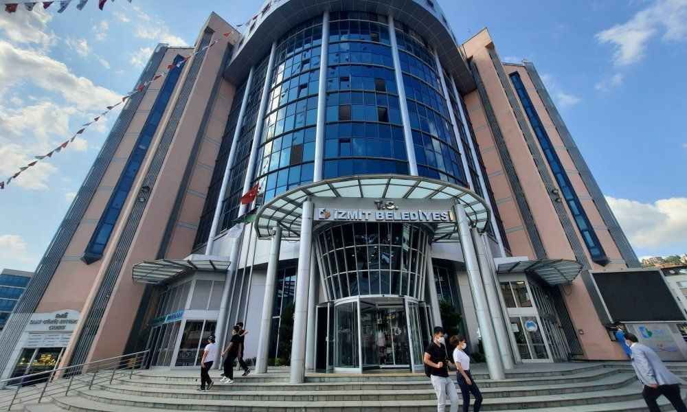 Çoğunluğun CHP'ye geçtiği İzmit Belediyesi’nin ilk Meclis toplantısında TÜGVA ve Ensar Vakfı ile yapılan protokoller iptal edildi.