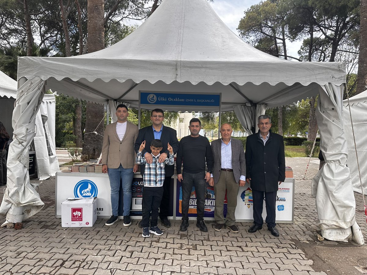 MHP Gaziemir İlçe Başkanı Köksal Koç ve Konak İlçe Başkanı Ahmet YENİÇIRAK İzmir Kitap Fuar’nda İzmir Ülkü Ocakları standını ziyaret etti. Kendilerine teşekkür ederim.