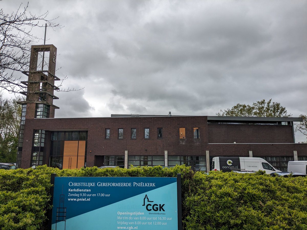 hilbertmeijer's tweet image. Het #convent van de Christelijke Gereformeerde Kerken in Veenendaal, dat niet toegankelijk is voor media, loopt iets uit. Na afloop is er een moment waar journalisten worden bijgepraat. Dus keurig buiten wachten terwijl zich donkere wolken samenpakken boven de Pnielkerk. #NDnl