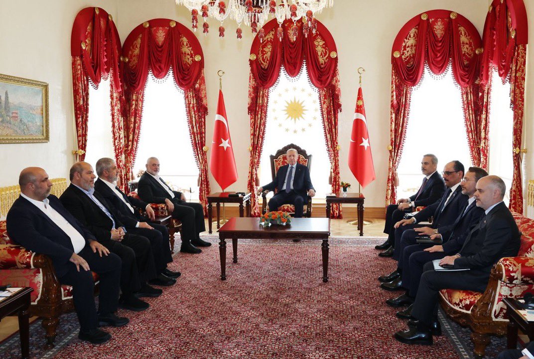 Bilder från dagens möte mellan Turkiets 🇹🇷 president Recep Tayyip Erdogan och ledaren för terrorstämplade Hamas, Ismail Haniya, som Erdogan beskrev som ”ledaren för det palestinska motståndet'.