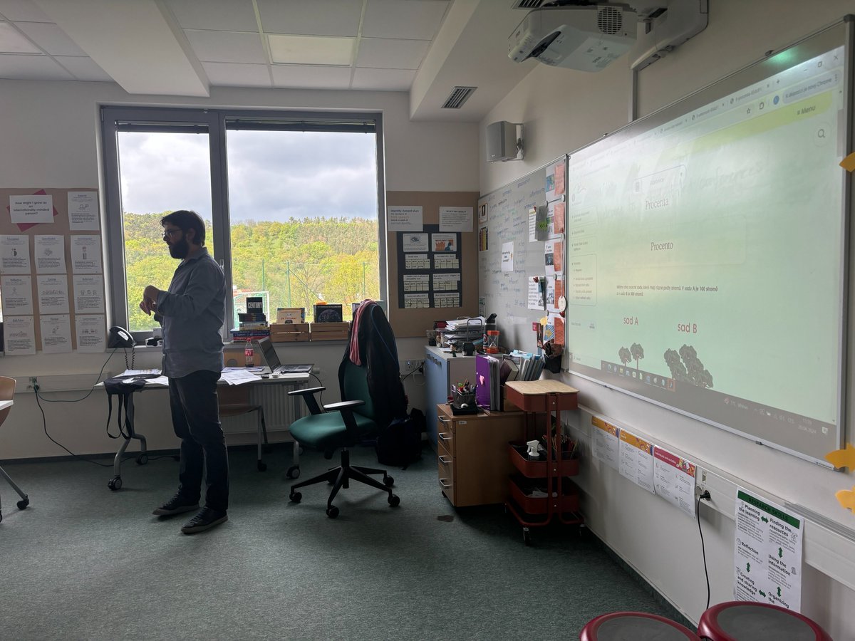 24Usro's tweet photo. Workshop 10 - Franišek Cáb představuje učitelům Novou matematiku od Vividbooks.

#ucitelskysummit, #prodejemtonekonci, #appleveskole, #ipadyvevyuce, #ipadyveskole https://t.co/EB10kzAnih