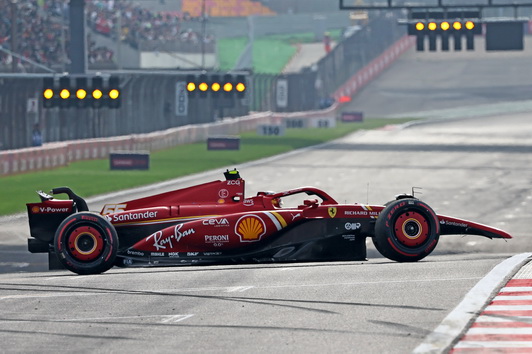 Al final se impuso la cordura y el sentido común y @Carlossainz55no recibe ninguna sanción. La reunión estuvo entretenida, y con más gente de la habitual, Tombazis, directores deportivos de otros equipos. Esas normas están pensadas para los que se paran o fingen un accidente y