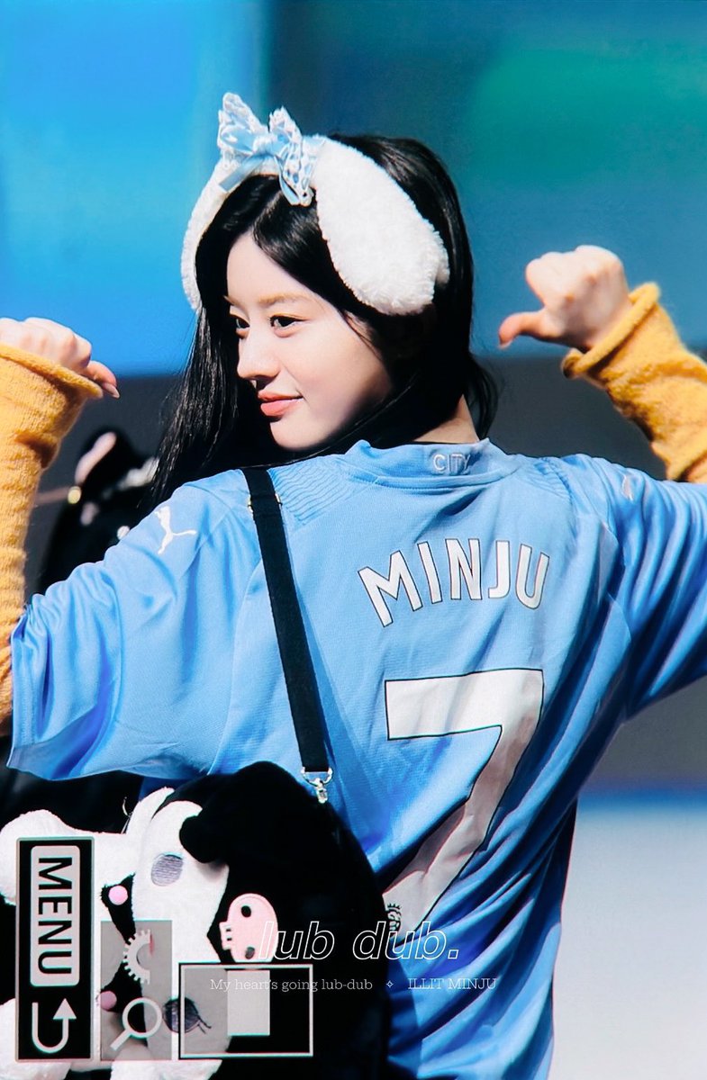 idextratime's tweet photo. 📸 ILLIT’s Park Minju in Manchester City jersey. 😍 https://t.co/ZWn57JeKew