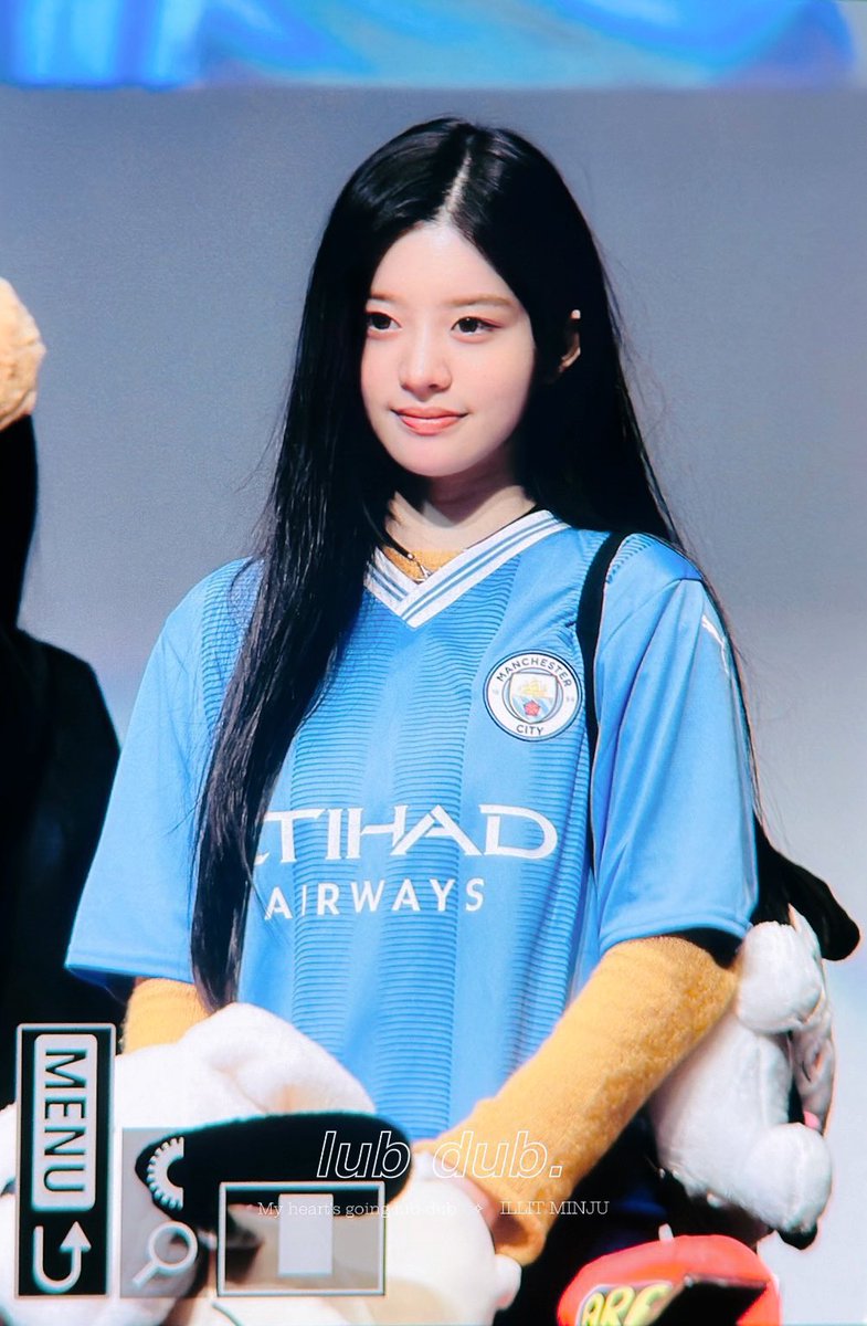 idextratime's tweet photo. 📸 ILLIT’s Park Minju in Manchester City jersey. 😍 https://t.co/ZWn57JeKew