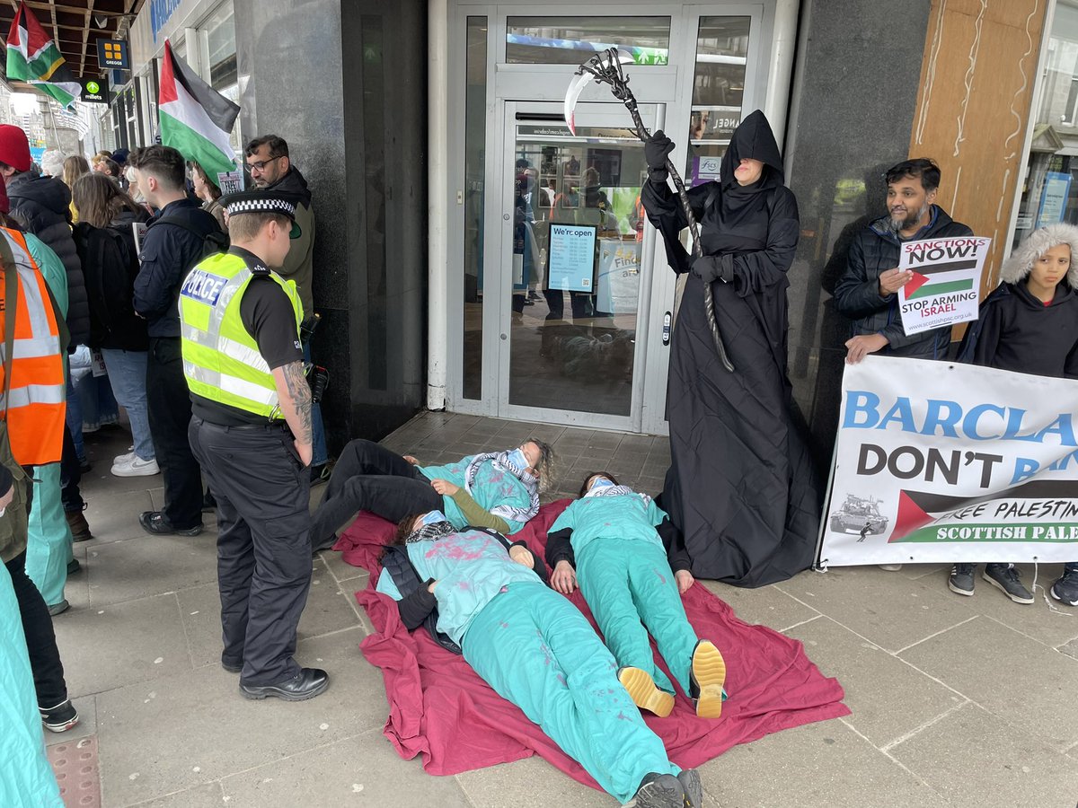 Protestors, one dressed as the Grim Reaper and others as dead bodies, blocking the Barclays Bank entrance in Aberdeen today. Read more from @cromar_chris here: pressandjournal.co.uk/fp/news/aberde…