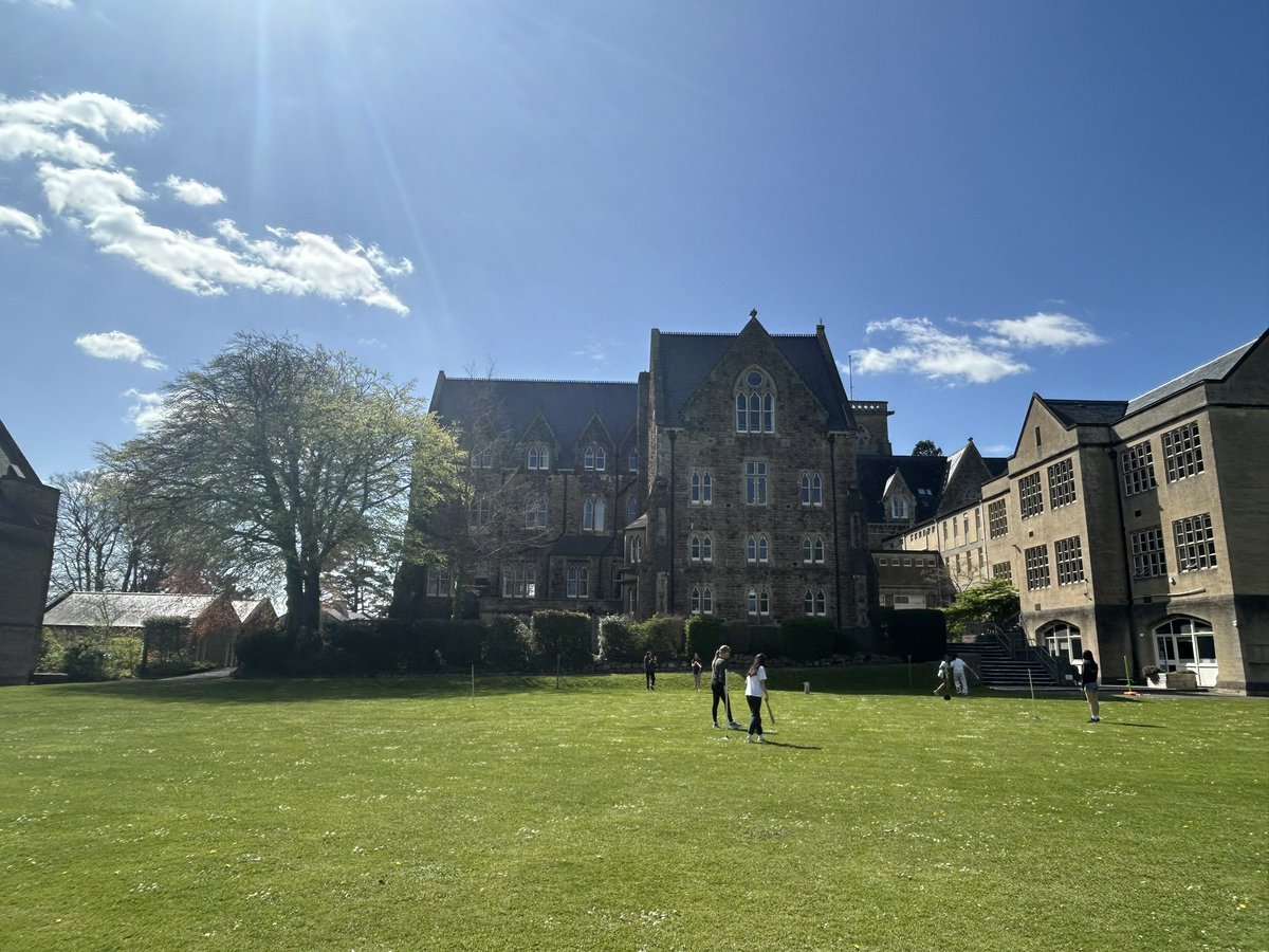 Glorious sunshine @RoyalHighBath calls for some Year 11 boarders’ rounders as a revision break! ☀️⚾️ #iloveboarding @GDST