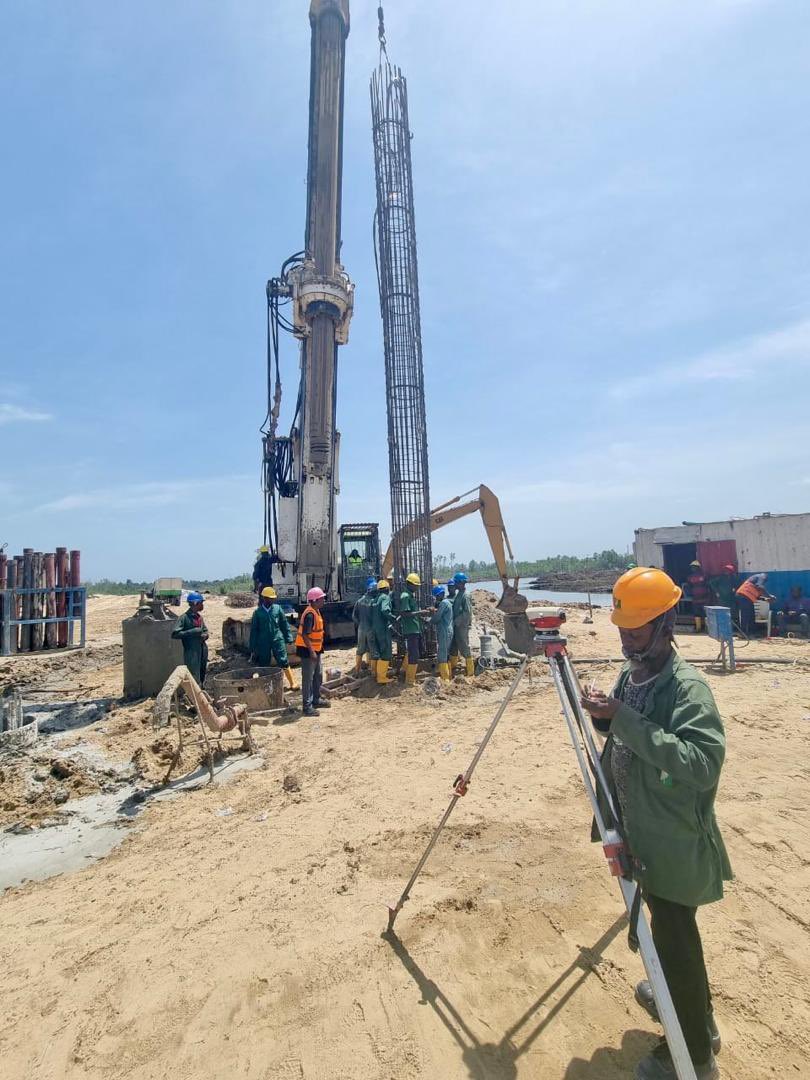 SETRACO_NIG's tweet photo. The 1st cage of the 1st pile of the 1st Bridge at CH 4+900 of Nembe Brass Project, Bayelsa state.
#setraco #bridgingforthefuture #Construction #bayelsa https://t.co/hOUeYNeb9V