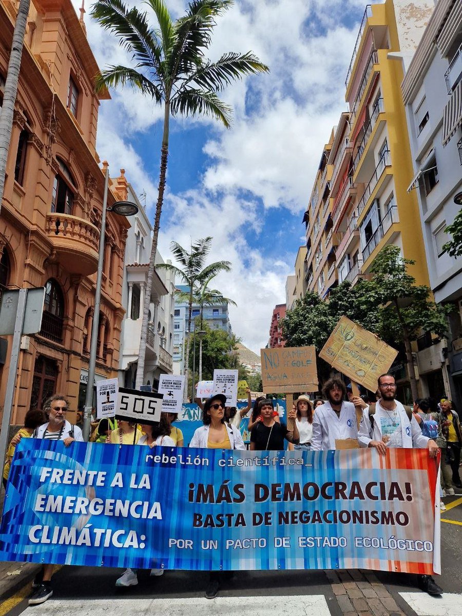 🇮🇨Movilización histórica🇮🇨
El pueblo canario se rebela.
Las obras ilegales de La Tejita y Cuna del Alma son la gota que colma el vaso de este modelo turístico extractivo y depredador.
Y ya son más de 10 días en #HuelgaDeHambre.
#CanariasSeAgota #CanariasTieneUnLimite 
🧵