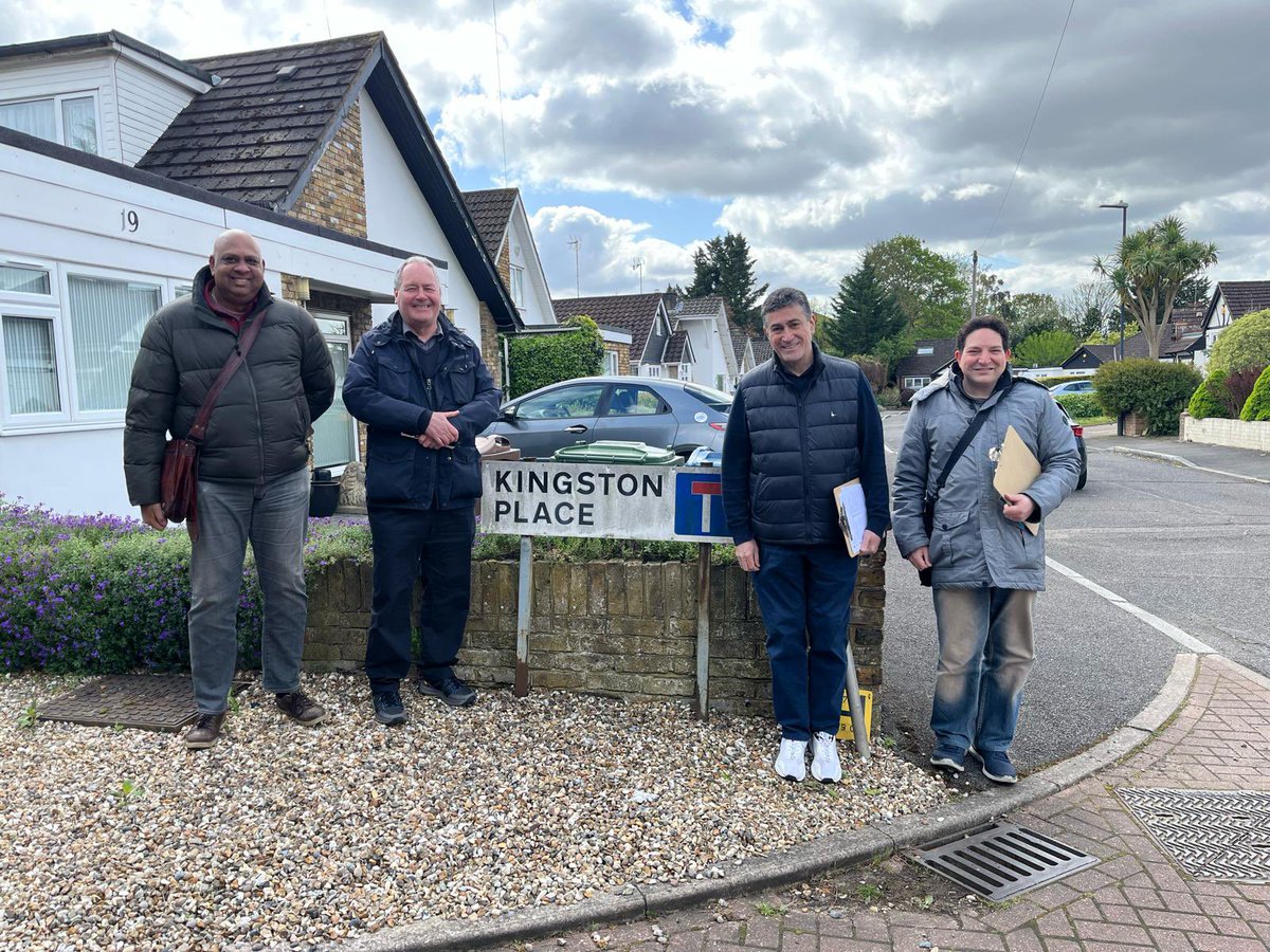 Excellent street surgery in #HarrowWeald ward this morning with Councillors @StephenGreek #PriteshPatel #PhilipBenjamin & @Zak_Wagman Solid support for @Councillorsuzie & @StefanVoloseni1 @Conservatives @HAConservatives @HEConservatives #ToryDoorstep