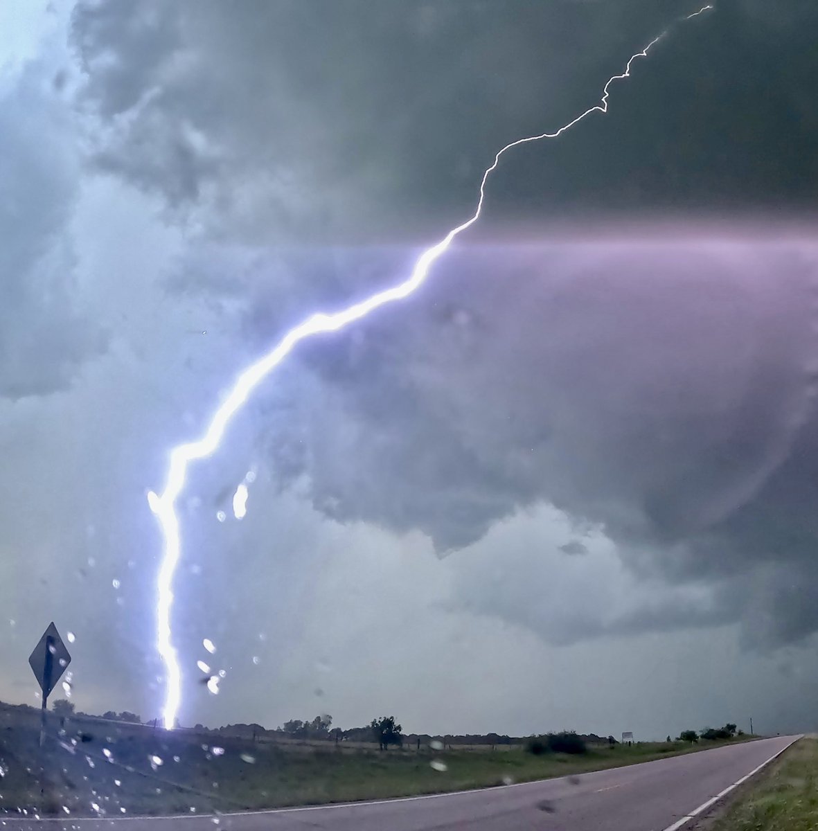 6/15/23 Probably one of the closest bolts I’ve ever seen #wxtwitter