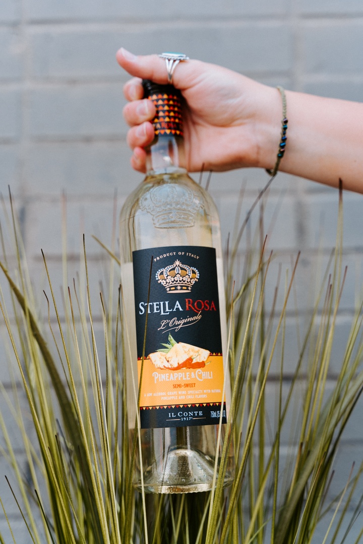 Add a little 🌶️Spice to the weekend with the Pineapple + Chili White Wine from @stellarosa.
 
#stellabrate #whitewine #spicywine #weekendvibes #winelover