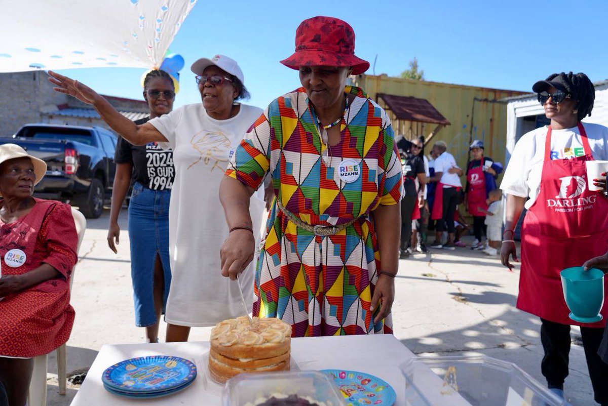 Rise_Mzansi's tweet photo. RISE Mzansi National Leadership Collective member @EstherPadi11, hosting a community kitchen for the Qalabushe Elderly Club in Freedom Park, Soweto. 

You can also get involved here: https://t.co/7ysI4JiRF6. 

#RISEMzansiTurns1
#WeNeedNewLeaders https://t.co/Pm4gNeyKY5