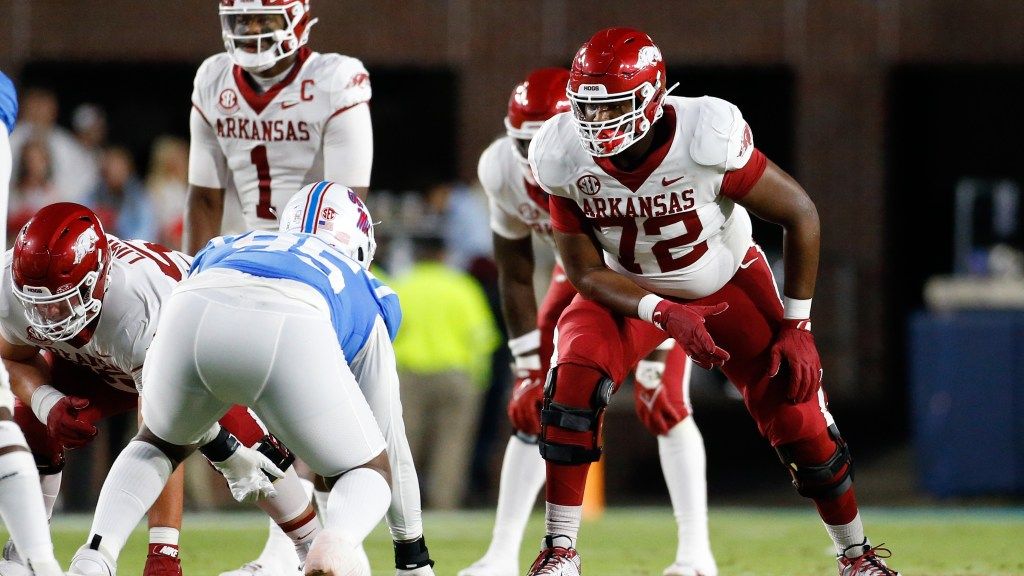 Colorado offers Arkansas transfer offensive tackle Andrew Chamblee coloradobuffaloeswire.usatoday.com/2024/04/17/col…