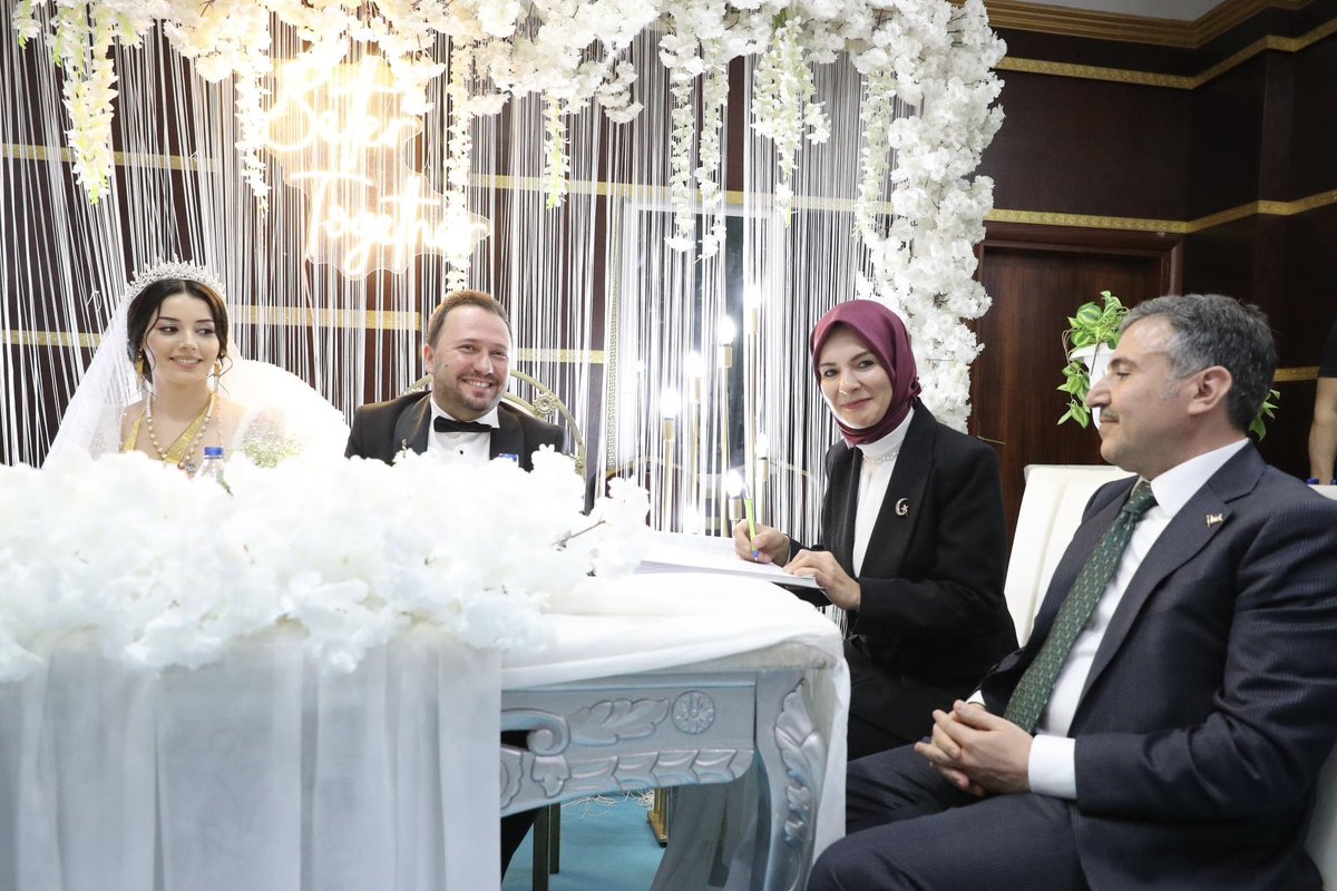 MahinurOzdemir's tweet photo. Devletimizin koruması altında yetişen evlatlarımızın hayatın her alanındaki başarılarında olduğu gibi, "aile" olma yolculuğuna da şahit olmak bize ayrı bir mutluluk yaşatıyor. Çünkü #BizBüyükBirAileyiz

Siirt Aile ve Sosyal Hizmetler İl Müdürümüz Sabri Bey de bu örneklerden birisi. Nikah şahitliğini yapmak üzere kendisine söz vermiştik, bugün bu sözü tutmak nasip oldu.

Aile olmak, sevgi dolu bir bağ ve yuva kurmak için attıkları adımın Sabri ve Elif kardeşlerimize bir ömür boyu hayırlar getirmesini diliyorum. Rabbim iki cihan saadeti nasip eylesin.