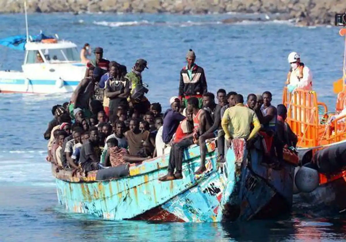 Unos llegan de forma legal y se dejan la pasta para que estas islas puedan vivir de algo. Los otros llegan de forma ilegal y encima los tienen que mantener en hoteles de lujo.

Se manifiestan contra los primeros, pues que disfruten lo manifestado