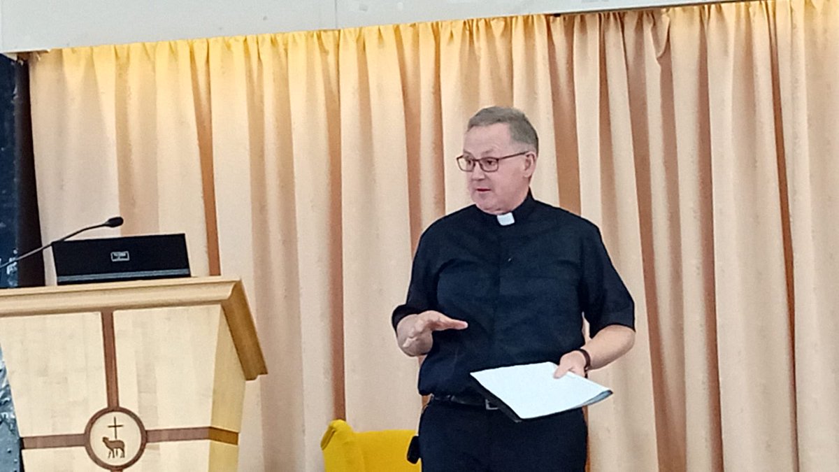 Fr Eamonn Conway reflecting on the contributions from the two previous speakers. @synodalpathway @Synod_va