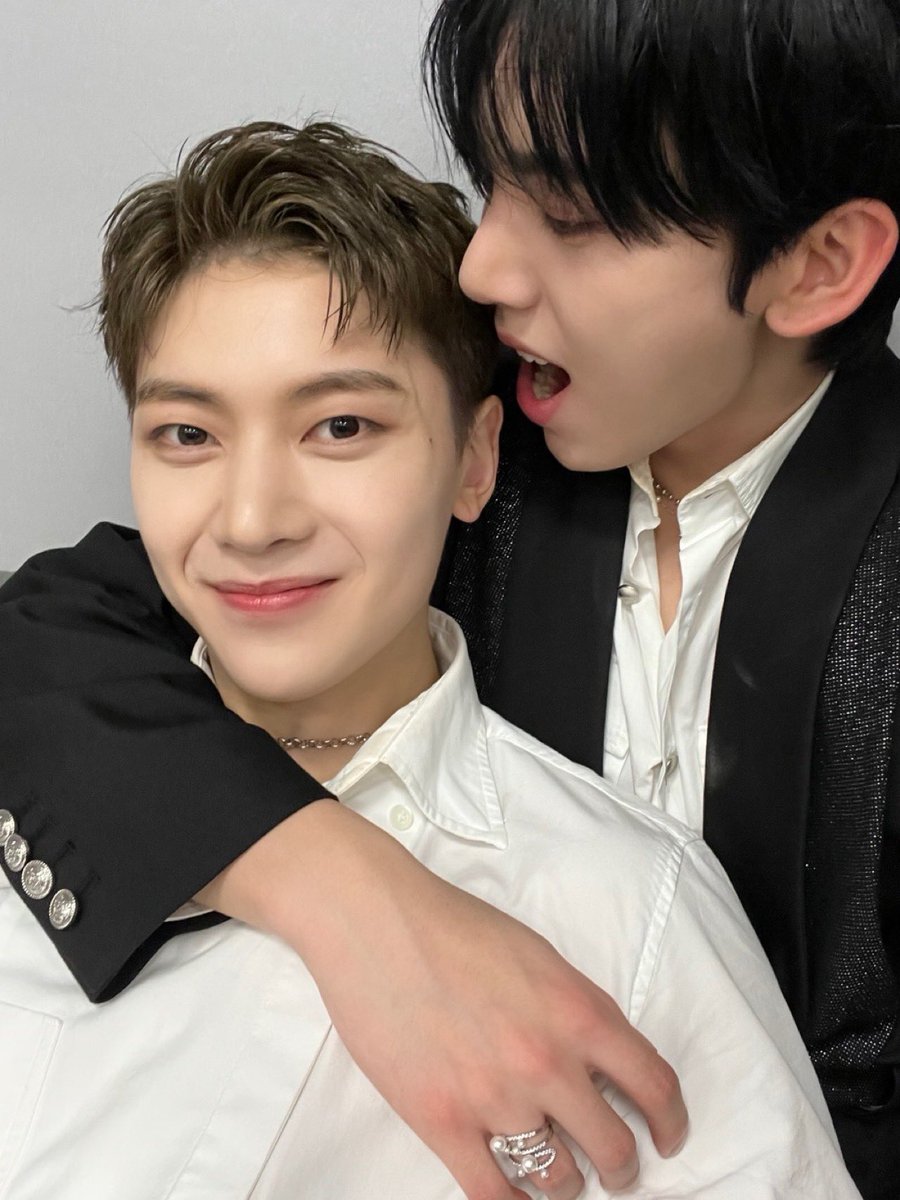 ZB1_official's tweet photo. _💌
 
안녕하세요 한유진입니다!  벌써 제로베이스원으로 결성이 된 지 일 주년이네요..!! 데뷔할 수 있게 해 준 스타크리에이터님들 정말 감사합니다.. 그날을 생각하면서 더욱더 노력하고 열심히 하는 사람이 될게요! 감사해요

#HANYUJIN #한유진
#ZEROBASEONE #ZB1 #제로베이스원 https://t.co/7WwMFBKXDT