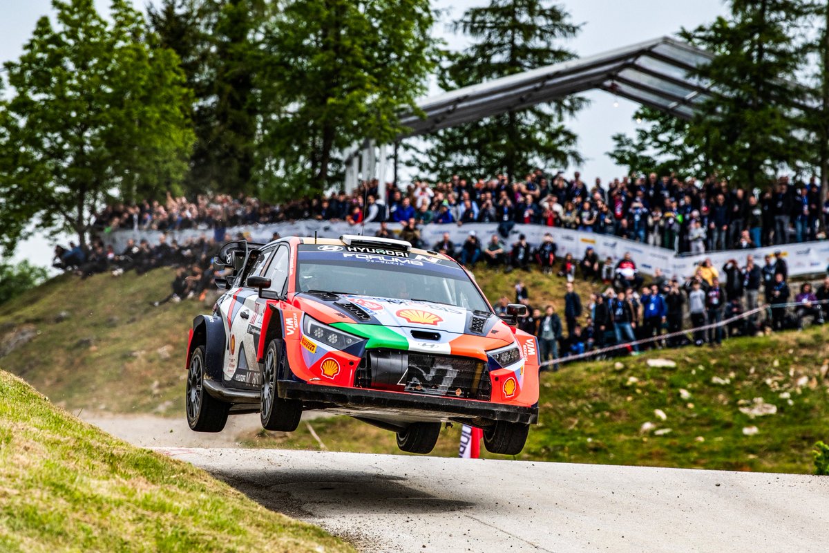 SS14 Stojdraga-Gornja Vas 2 (20,77 km): 💭'If the rain is dropping like this there's no effect. Let's see what happens with the next ones, we prefer it without the rain.' 1⃣ Neuville 12:28.9 2⃣ Ogier +3.9 3⃣ Evans +4.3 4⃣ Katsuta +7.5 5⃣ TÄNAK +9.3 #WRC #CroatiaRally #goOtt