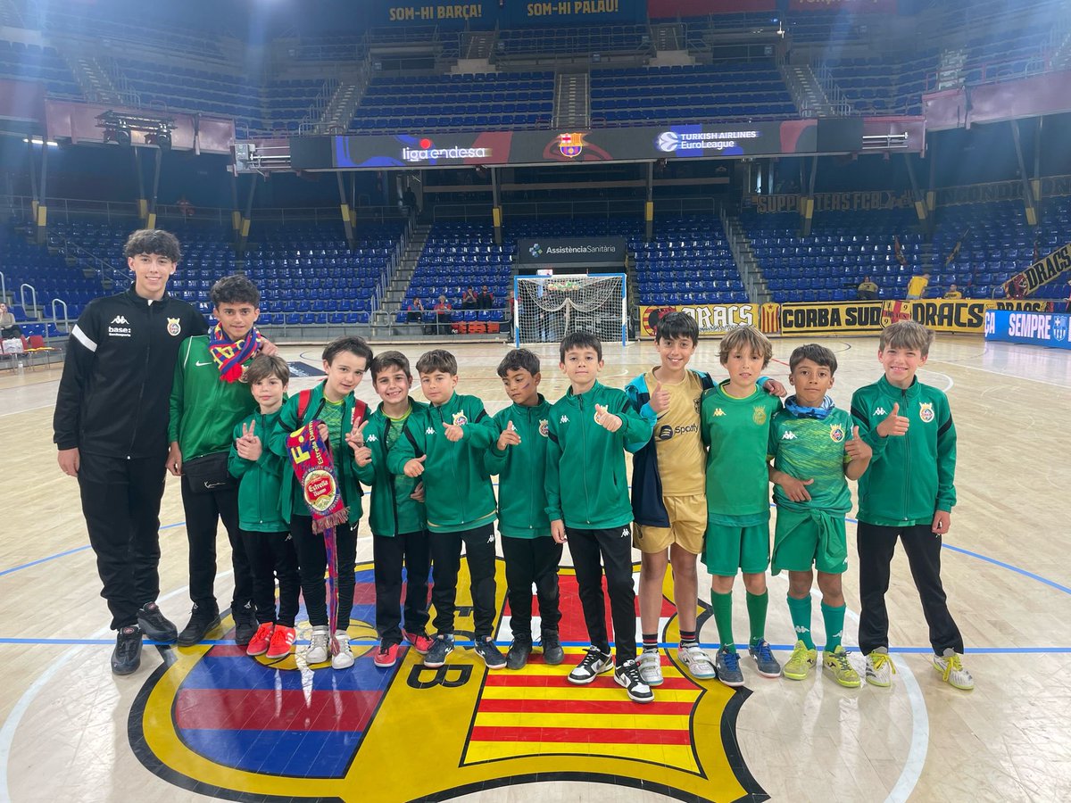 💚 Ahir el nostre Benjamí A #futsal va estar al Palau Blaugrana de visita al FCB 🆚 Betis i van poder interaccionar amb els jugadors! 🤩