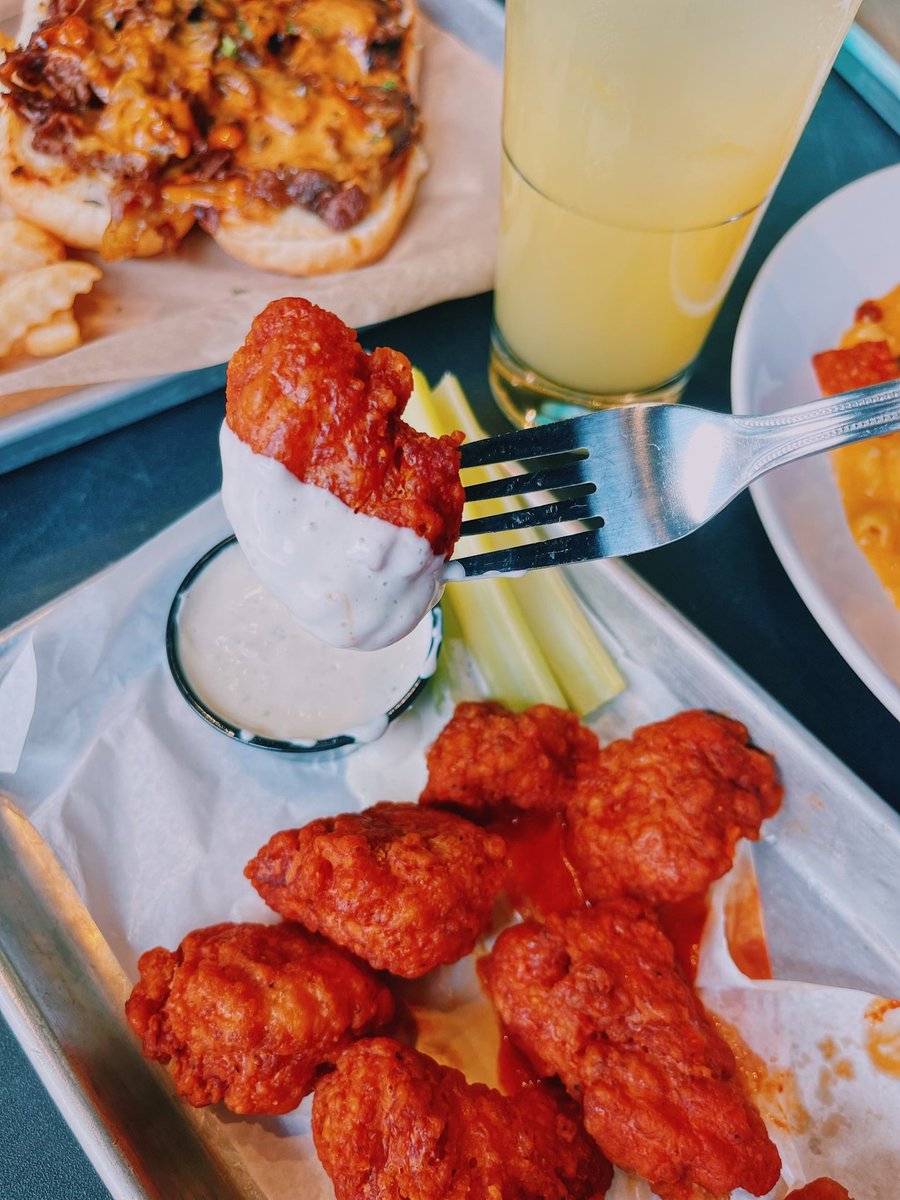 Got a case of the munchies? Stop by or order a bite online! 🔥 #FoxAndHound #BonelessWings #CustomerFavorite
foxandhound.com