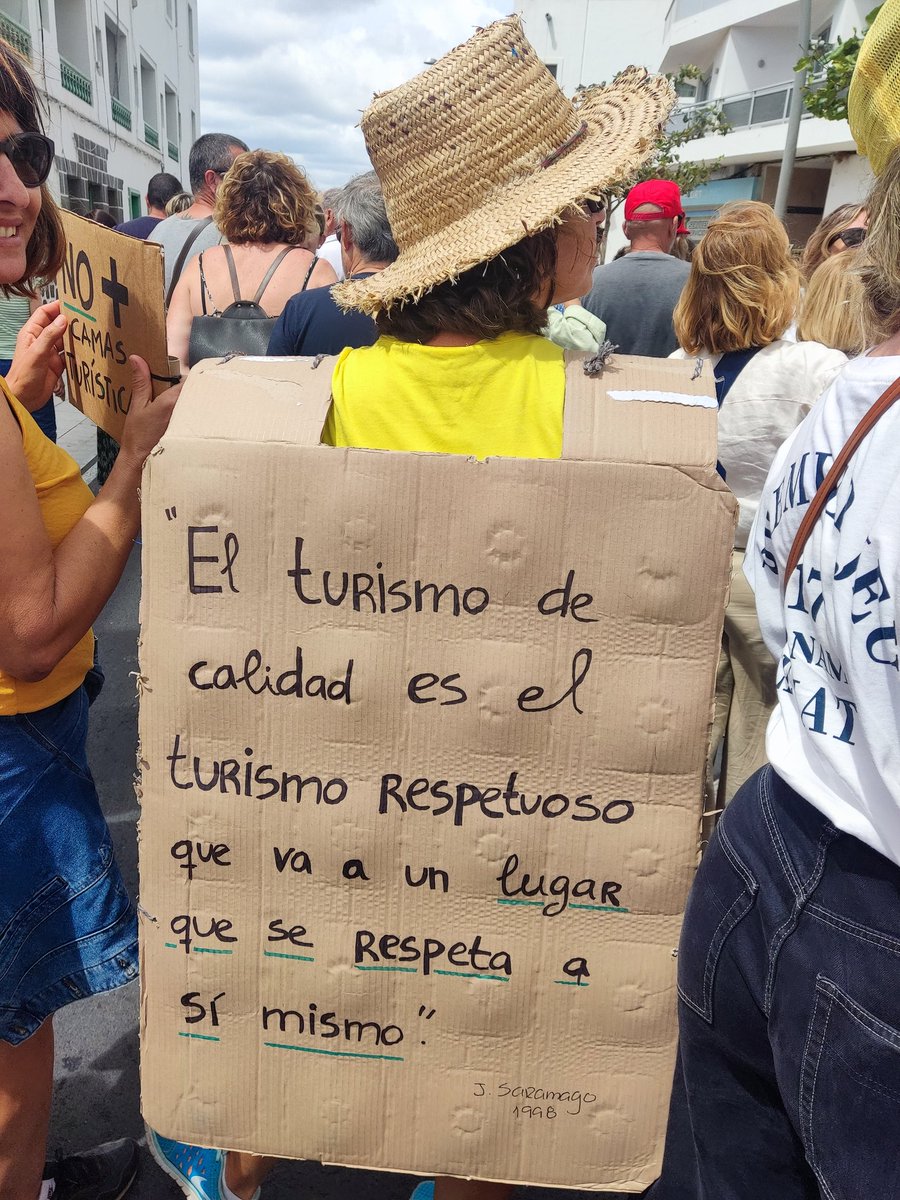 mjtabar's tweet photo. Esta mañana hemos vivido el principio del cambio. Miles de personas se han echado a la calle en Arrecife (Lanzarote), para pedir un cambio de modelo.  
#CanariasTieneUnLimite https://t.co/0tTsejJGDt