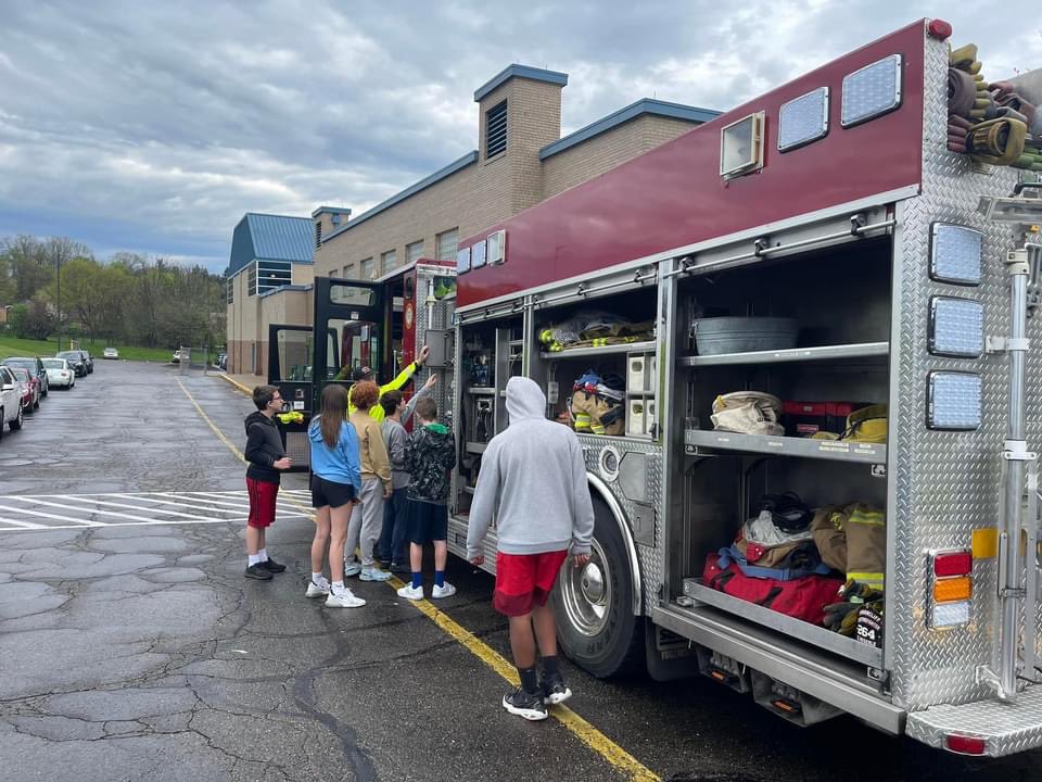 Thank you the  Etna & Undercliff Fire Departments who had the opportunity to participate in the “SAMS Time” event at the @ShalerArea MS. Crews had to opportunity to show the students more about the fire depts. and the various vehicles and tools they use.  #WeAreSA #TitanPride 🚒