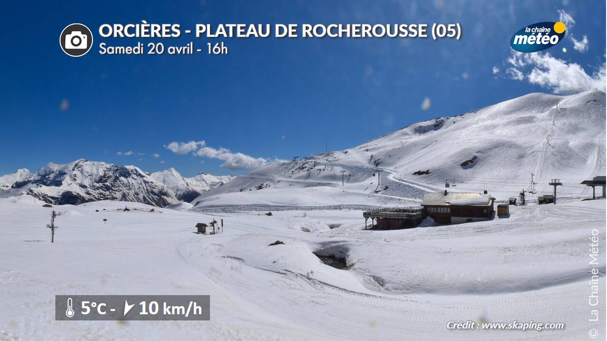 Après la douceur exceptionnelle du week-end dernier puis le coup de froid du milieu de semaine et le temps hivernal à venir, des éclaircies se sont développées dans les Alpes ce samedi. Le manteau neigeux reste important pour l'époque au-dessus de 2000 mètres d'altitude.