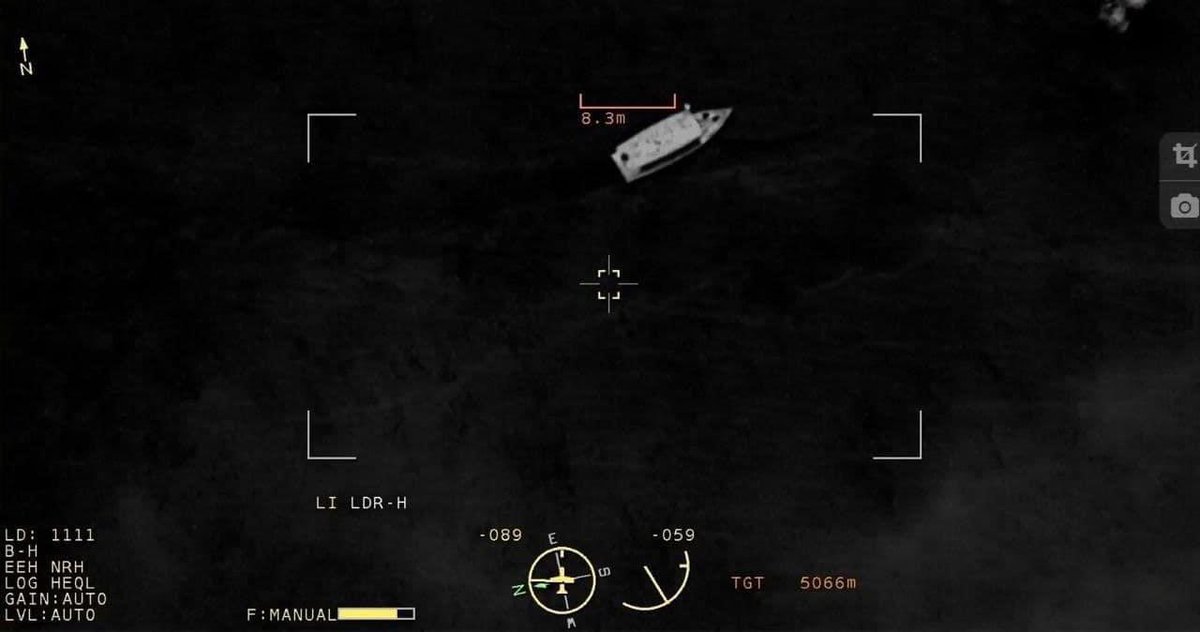 thevoice_mv's tweet photo. 🔸ގެއްލުނު ދޯނި ހޯދުމަށް އެމްއެންޑީއެފް އެއަރ ކޯރގެ ޢަަސްކަރީ ޔޫއޭވީ އާއި އެމްއެންޑީއެފް ކޯސްޓްގާޑުގެ އުޅަނދުފަހަރު ބޭނުންކޮށްގެން ކަނޑާއި ވައިގެ މަގުން އެމްއެންޑީއެފުން ކުރަމުންދިޔަ މަސަައްކަތުން މިދޯނި ހޯދައިފ

🔸މިއީ ދިވެހި އަސްކަރީއްޔާގެ އެއާކޯގެ ފުރަތަމަ އޮޕަރޭޝަން

🔸މީގެ ކުރިން މިފަދަ އޮޕަރޭޝަން ހިންގާފައިވަނީ އިންޑިއާގެ ސިފައިންނާއި އިންޑިއާ ހެލިކޮޕްޓަރ ބޭނުންކޮށްގެން