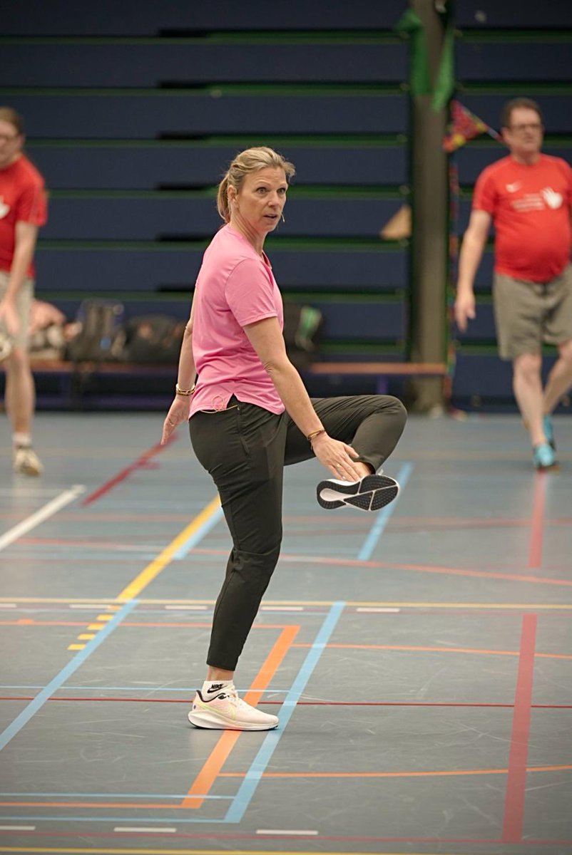 Warming up bij het 20ste Bechterew volleybaltoernooi ! Wauw, sinds 2005 al betrokken bij deze mooie stichting die zich al zo lang inzet om iets sportiefs neer te zetten. <a href="/AxialeSpa/">Stichting Axiale SpA Nederland</a> ❤️