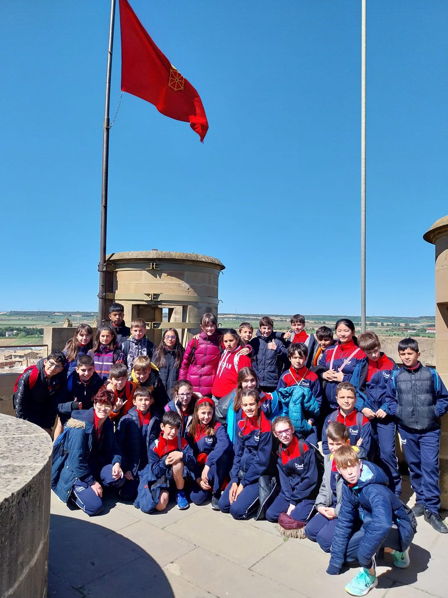 ClaretLarraona's tweet photo. El alumnado de 6º de Primaria de modelo G conocemos un poco más la época medieval paseando por las calles de Olite y visitando el Palacio Real.
#educaciónprimaria #modelog #somosclaretlarraona https://t.co/kpgstKwzna
