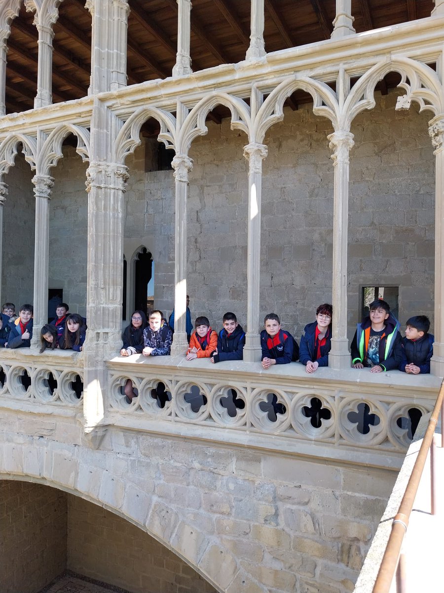 ClaretLarraona's tweet photo. El alumnado de 6º de Primaria de modelo G conocemos un poco más la época medieval paseando por las calles de Olite y visitando el Palacio Real.
#educaciónprimaria #modelog #somosclaretlarraona https://t.co/kpgstKwzna