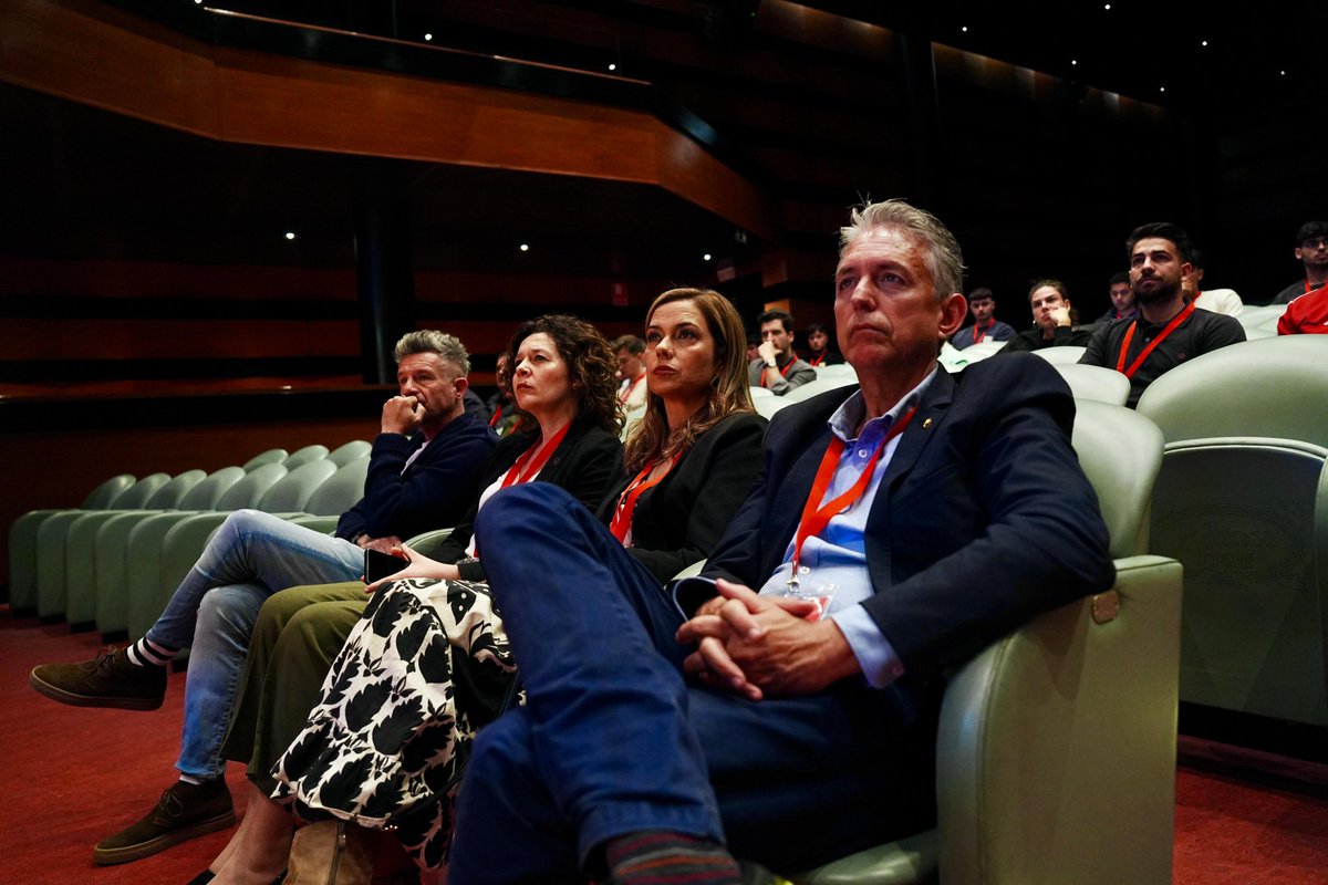 GranadaCF_Salud's tweet photo. 🥼❤️💺

Profesionales y estudiantes de la salud y el deporte asistieron al II Congreso de la Salud al Rendimiento para nutrirse de los expertos. 

#𝙎𝙖𝙡𝙪𝙙𝙂𝙧𝙖𝙣𝙖𝙙𝙖𝘾𝙁 🇦🇹 https://t.co/628ihdSX1T