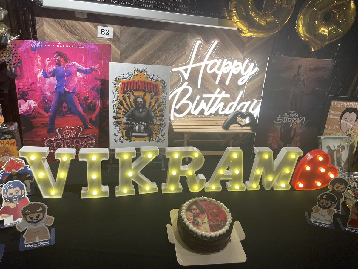 kaya_tvj's tweet photo. ヴィクラムさんお誕生日会兼インド映画好き交流会、ヴィクラムさんゆかりの特別仕様なミールス(美味😋)を食べつつヴィクラムさんの話や他のインド映画の話をたくさん聞いて話せて楽しかった〜！！🥳✨✨祭壇もケーキも愛がこもっててめちゃ素敵でした🥹💖ありがとうございました！！
 #ヴィクラムHBD https://t.co/s4p6lGaUqw